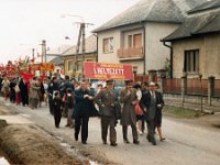 ALBUM 1981 10  1981 május 1.-i  ünnepi felvonulás - Iklad, Szabadság út