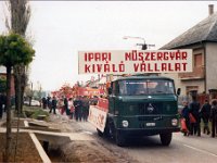 ALBUM 1981 02  1981 május 1.-i  ünnepi felvonulás - Iklad, Szabadság út